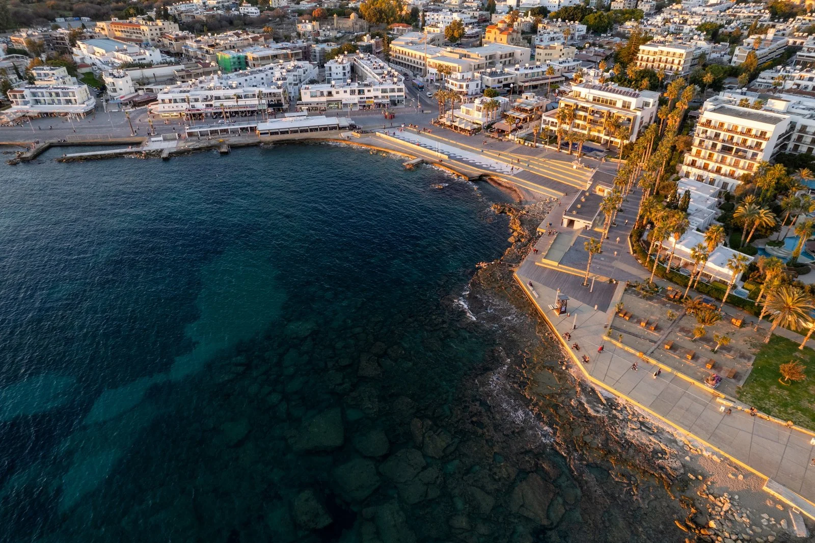 Άποψη του παραλιακού περιπάτου της Κάτω Πάφου